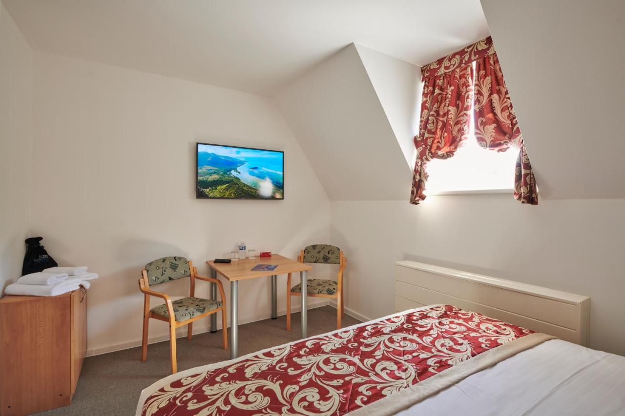 Hotel Mezni Louka ฮเรนสโก ภายนอก รูปภาพ